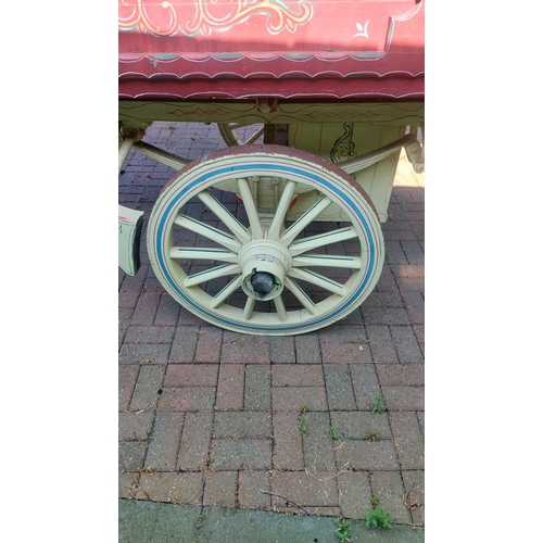 3 - Gypsy Closed Door Bowtop Carriage.

Canvas Cover with furnished interior. Early 19th century. Beauti... 