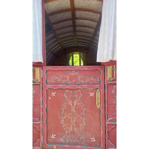 3 - Gypsy Closed Door Bowtop Carriage.

Canvas Cover with furnished interior. Early 19th century. Beauti... 