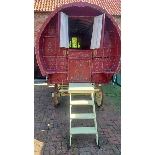 3 - Gypsy Closed Door Bowtop Carriage.

Canvas Cover with furnished interior. Early 19th century. Beauti... 