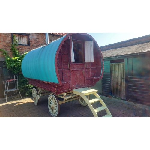 3 - Gypsy Closed Door Bowtop Carriage.

Canvas Cover with furnished interior. Early 19th century. Beauti... 