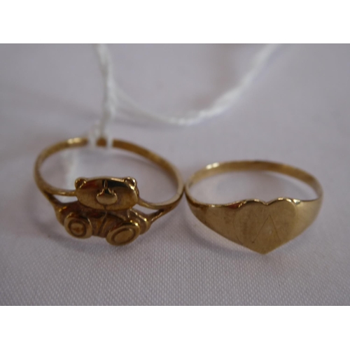 21 - 9ct gold childs heart shape signet ring and Forever Friends bear ring (2) (1.4g)