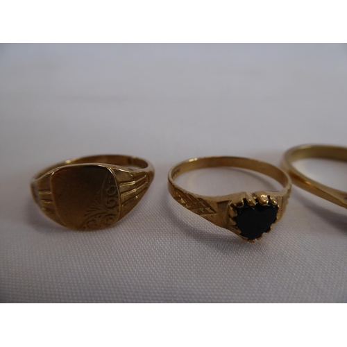 34 - 9ct gold rings (5) (9g)