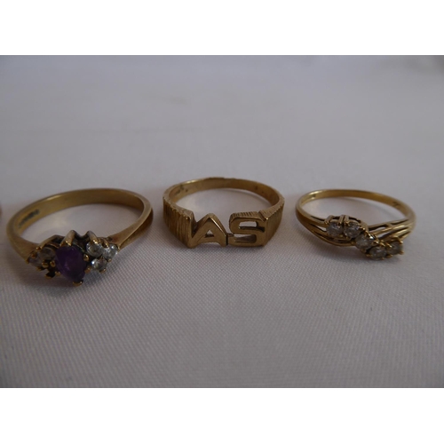 34 - 9ct gold rings (5) (9g)