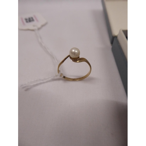 59 - 9ct gold heart shape locket necklace and solitaire pearl ring (4.9g)