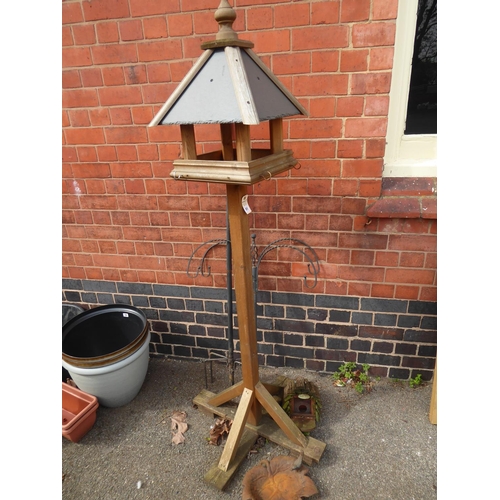 51 - Wooden bird table, cast iron ground level bird bath, squirrel feeder and metal bird feeder hanger (4... 