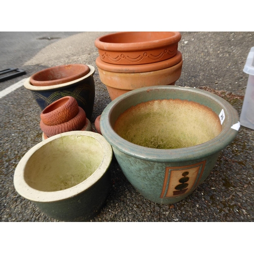 26 - Quantity of terracotta and glazed plant pots (13)