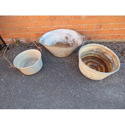 39 - Galvanised tin bath, feed bucket etc. (3)