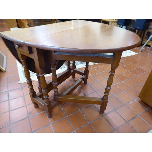 529 - Oak gateleg table with end drawer