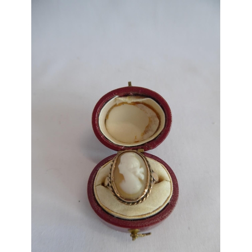 53 - 9ct gold cameo brooches and ring (3)
