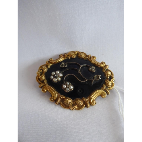 55 - Victorian yellow metal cased mourning brooch