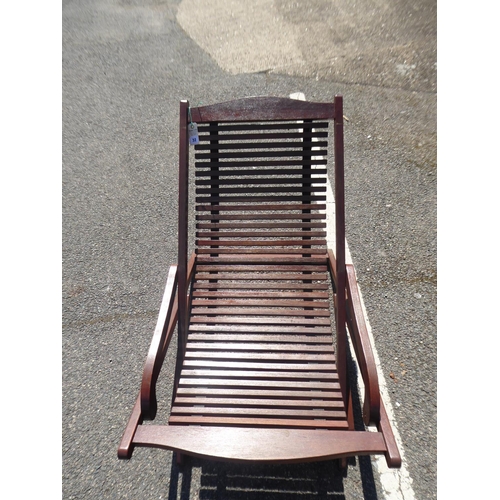 32 - Slatted hardwood folding garden lounger