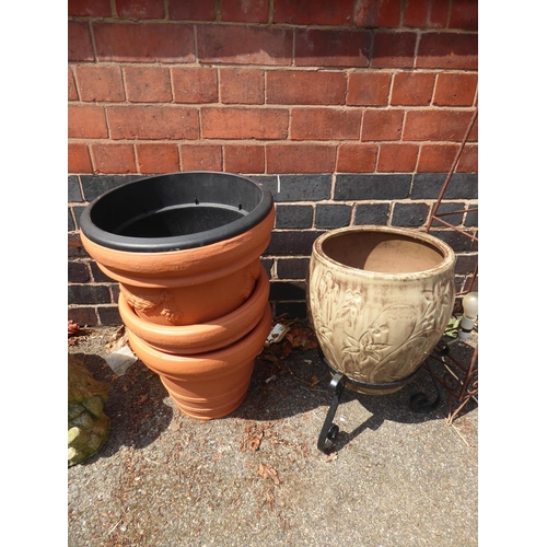 46 - Concrete water feature, glazed pot on stand, plastic terracotta style plant pots