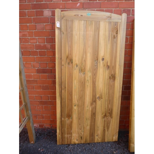 18 - Wooden tongue and groove dome top gate (900x1800mm)