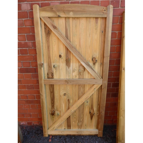 18 - Wooden tongue and groove dome top gate (900x1800mm)