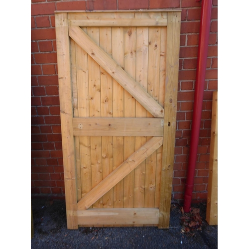 19 - Wooden tongue and groove town gate (900x1780mm)