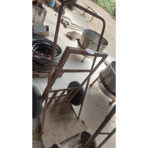 27 - Welding bottle barrow