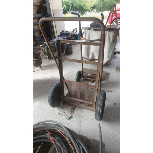 27 - Welding bottle barrow