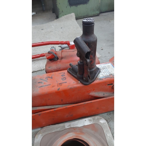 60 - HES 1 1/2 tonne trolley jack and bottle jack