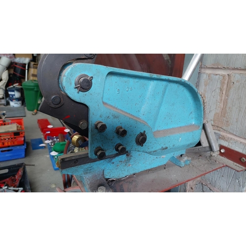 74 - Hoer standing metal cutter