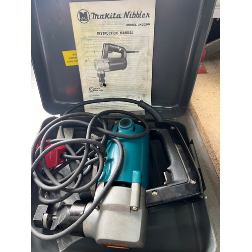 141 - Makita nibbler model JN3200