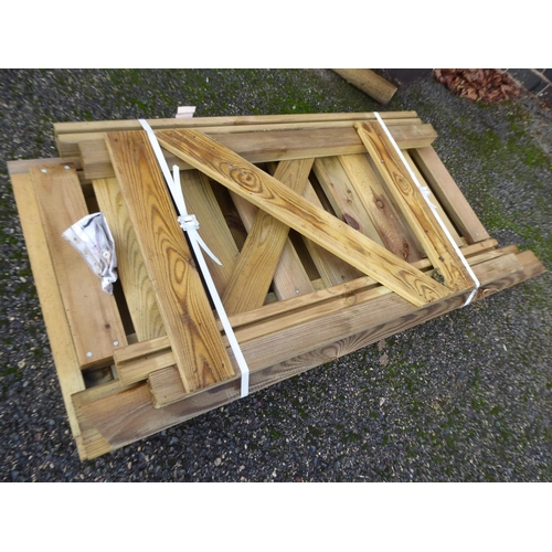 33 - Wooden 'Fineshade' potting table (108 x 92 x 52mm) (flat pack)