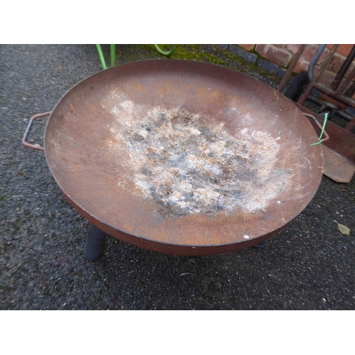 38 - Metal fire pit