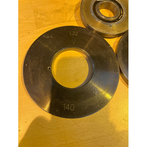 190 - 3 x Bearing toller guide