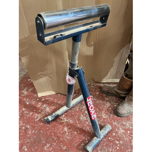 78 - Ryobi roller stand