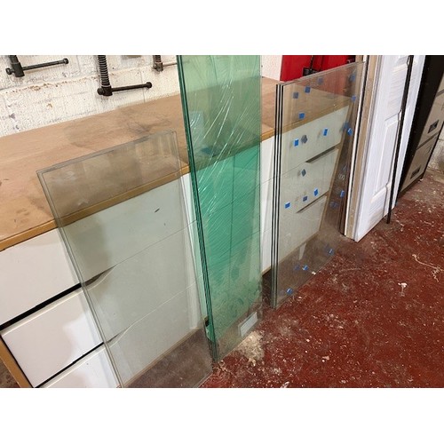 206 - Glass shelves 3 of 1055x270mm, 3 of 900x300mm and 3 glass doors 930x520mm