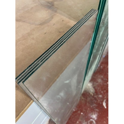 206 - Glass shelves 3 of 1055x270mm, 3 of 900x300mm and 3 glass doors 930x520mm