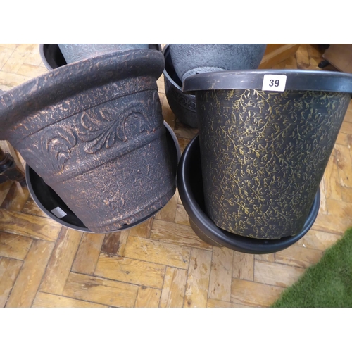 39 - New decorative plastic planters (4 pairs)