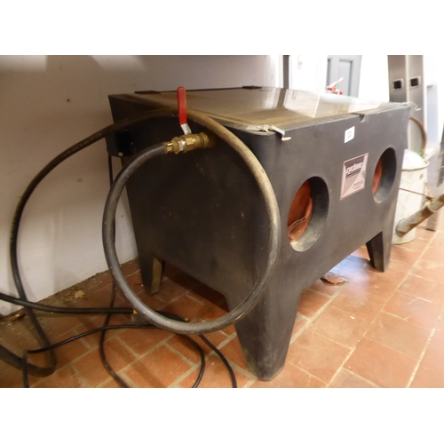 33 - Cyclone sand blasting cabinet