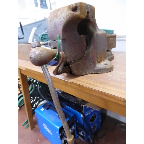 48 - Parkinsons model F No.8 heavy duty bench vice