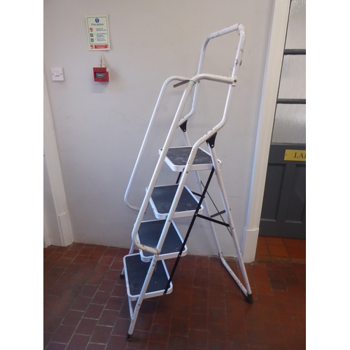 59 - Tubular metal stepladders