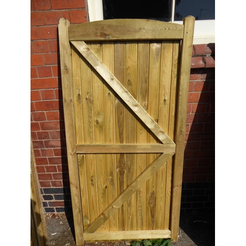 21 - Wooden 'Wellow' tongue and groove arch top gate (6' x 3')