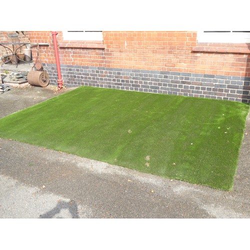 30 - Roll of artificial grass (Approximately 4m x 3m)