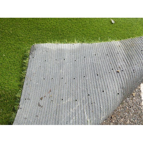 30 - Roll of artificial grass (Approximately 4m x 3m)