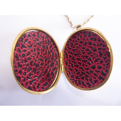 19 - 9ct gold locket on chain (10.0g)
