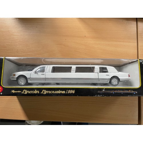 112 - 1:24 Diecast Superior Limousine 1996 Boxed