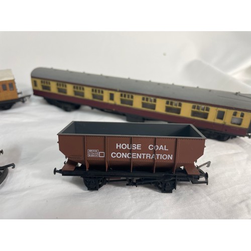 137 - 4 Carriages 'OO' Gauge