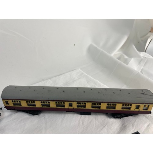 137 - 4 Carriages 'OO' Gauge