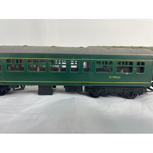 138 - 3 Carriages '00' Gauge