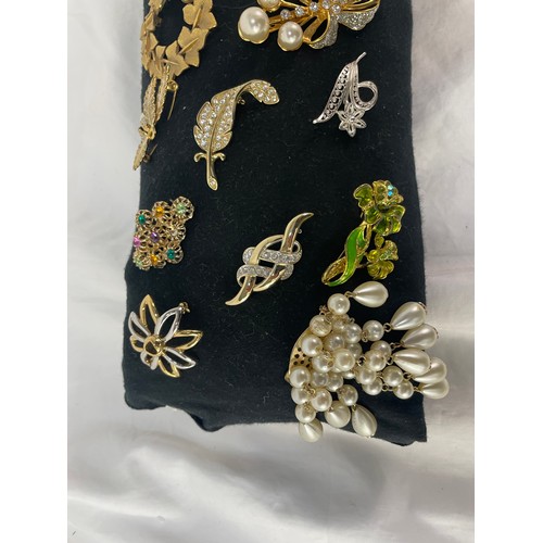 208 - Collection of Vintage Broaches