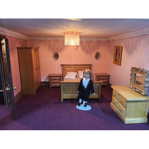 220 - 12-1 Scale Georgian Dolls House Fully fitted
Lights and decoration throughout, to a very high standa... 