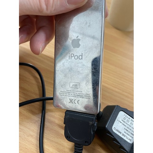 322 - 2gb Apple Ipod With Charger Fully Working