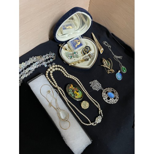 111 - Vintage Costume Jewellery Lot