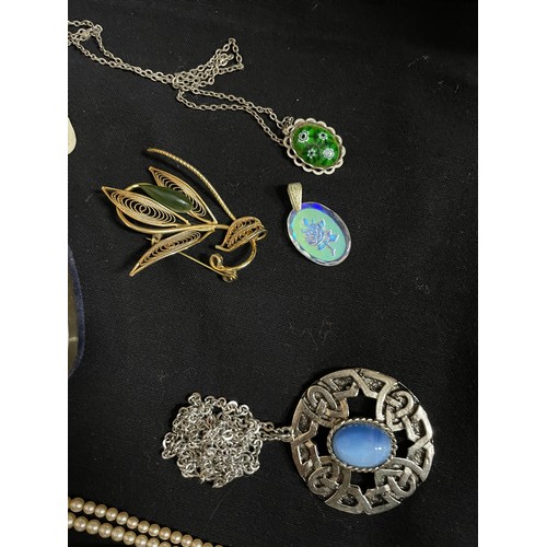 111 - Vintage Costume Jewellery Lot