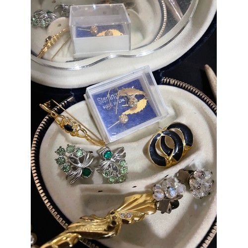 111 - Vintage Costume Jewellery Lot