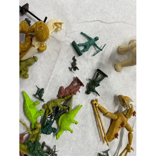 192 - Selection Of Army Figures & Animals