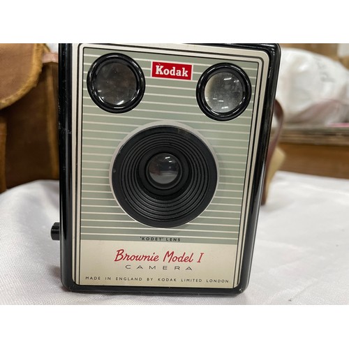 18 - 2 x Vintage Kodak Browne Cameras